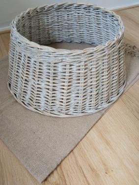 Witte rieten kerstboom mand