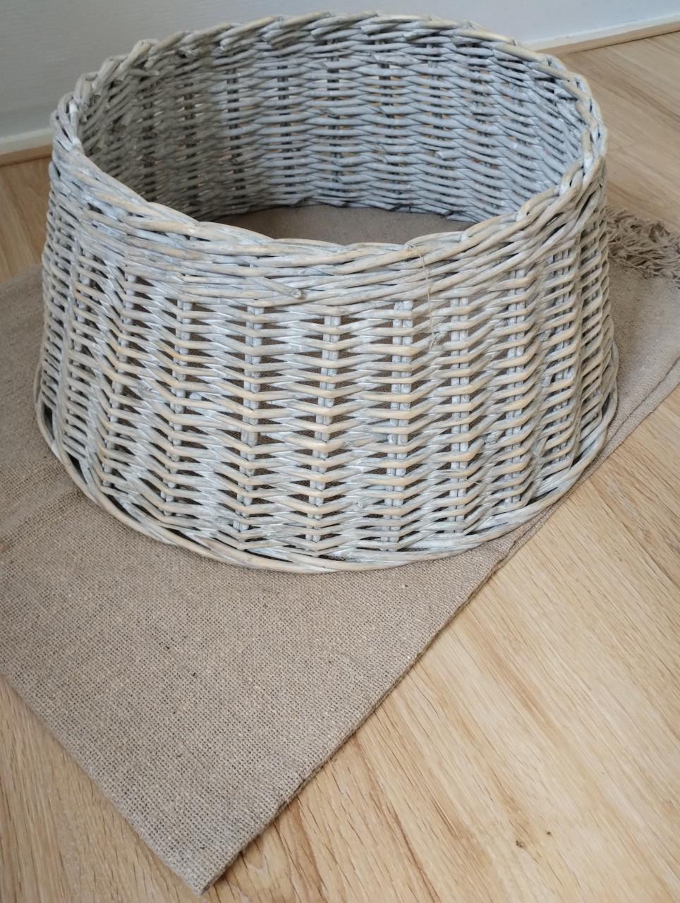Witte rieten kerstboom mand
