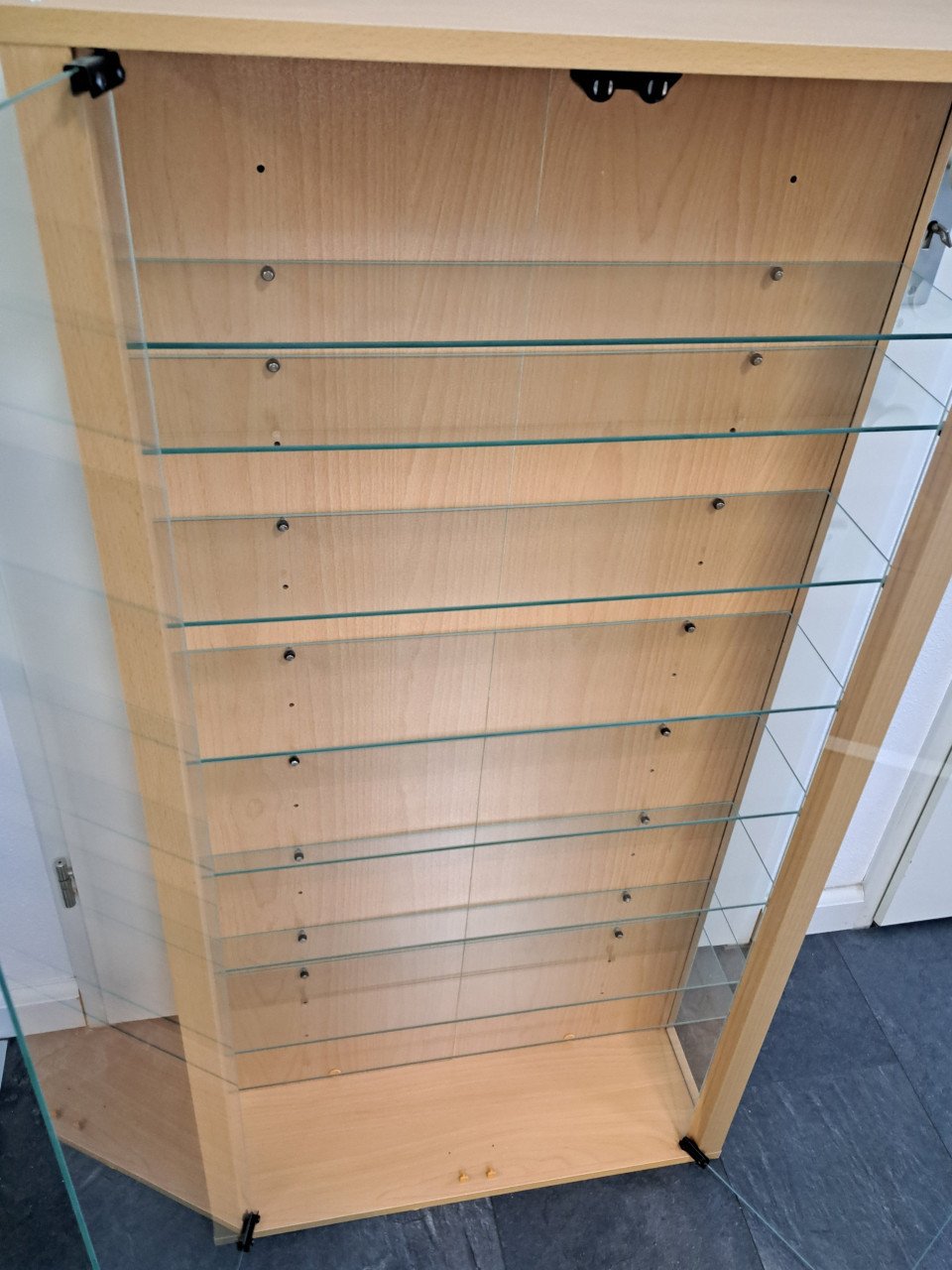 Mooie compacte vitrinekast