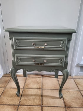 Klassiek groen nachtkastje met 2 laden