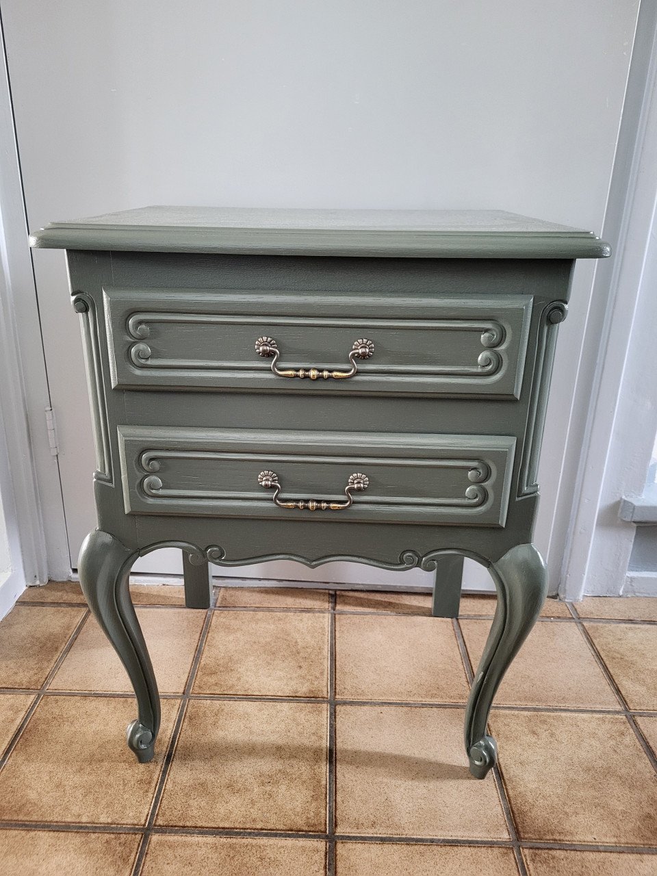 Klassiek groen nachtkastje met 2 laden
