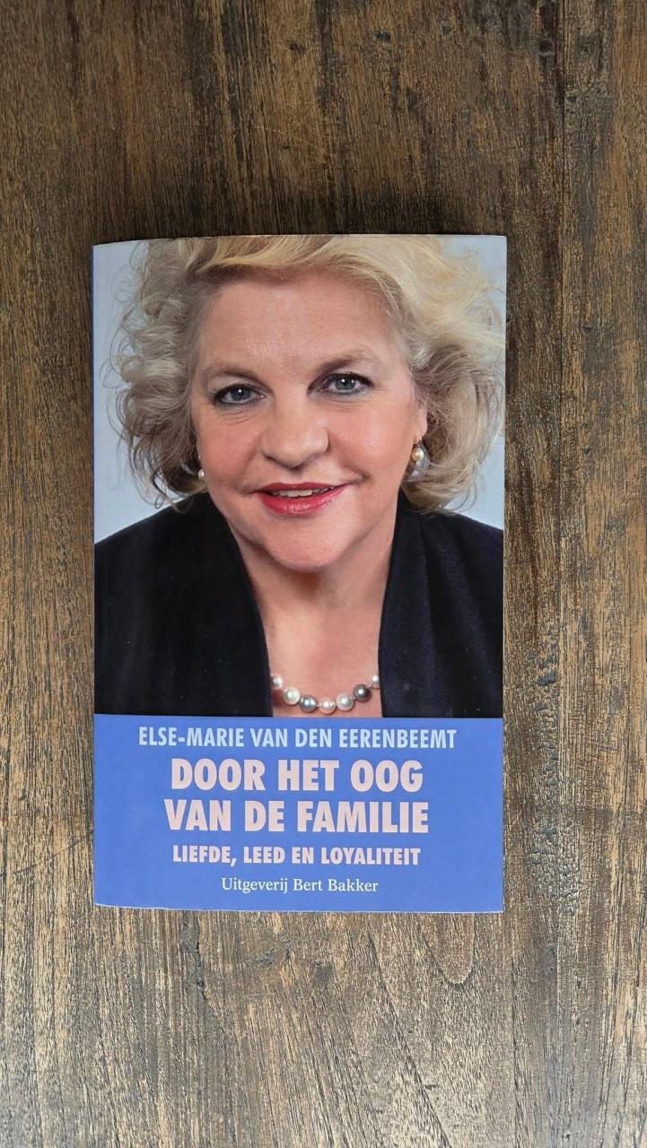 Boek Else-Marie van den Eerenbeemt; 'Door het oog van de familie'.