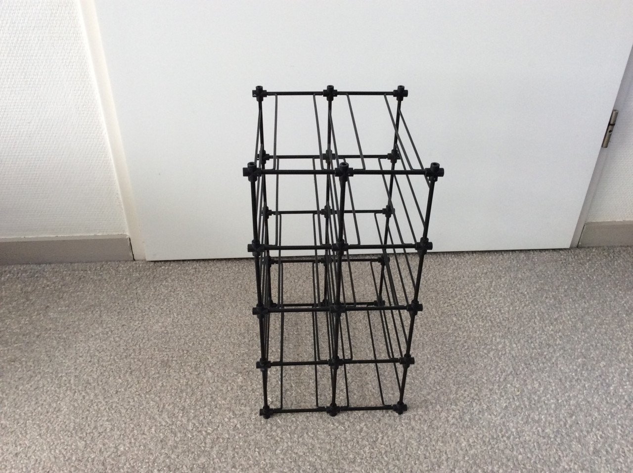 Wijnflesrekje voor minstens 8 flessen. Afmeting: 42x22x24 cm.
