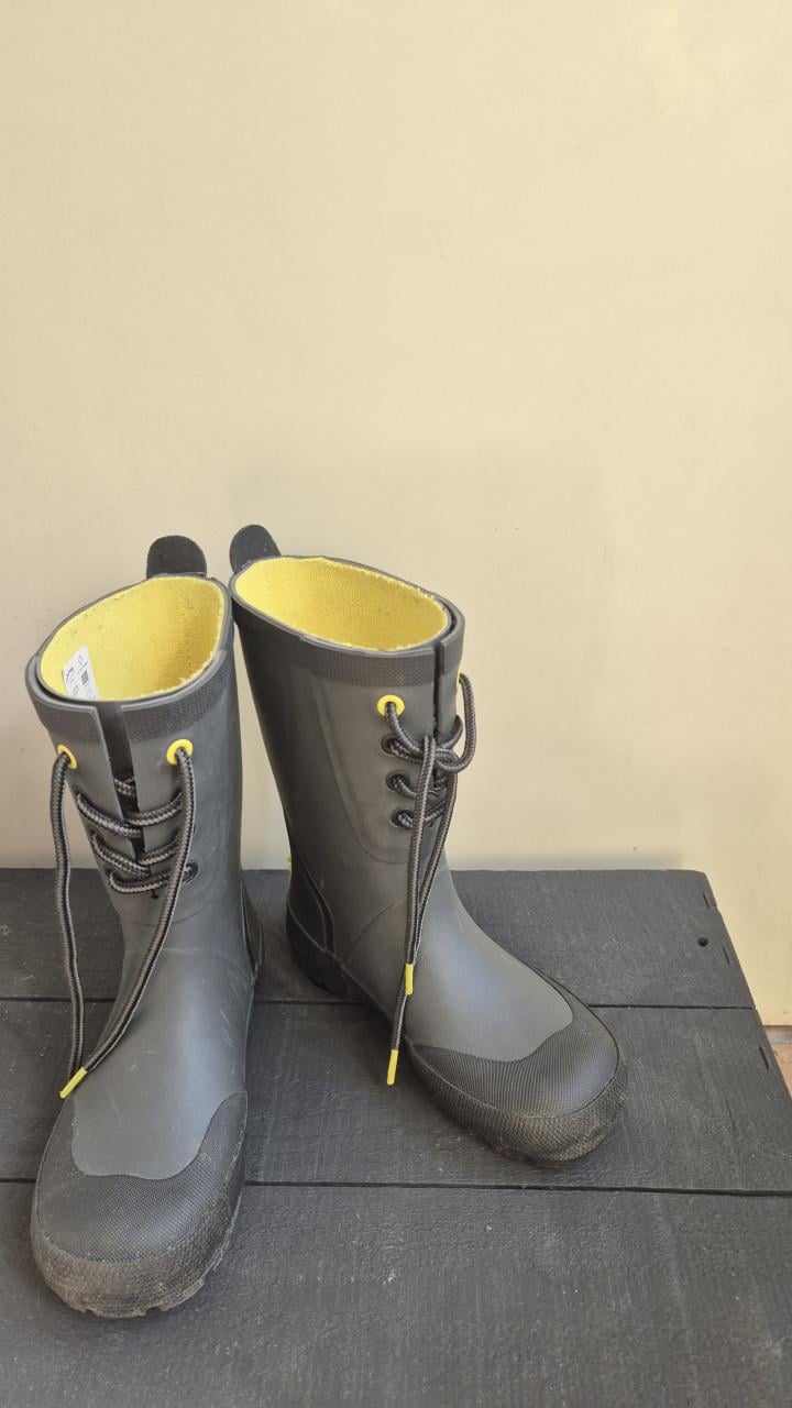 Nieuwe regenlaarzen maat 32  Materiaal: natuurlijk rubber