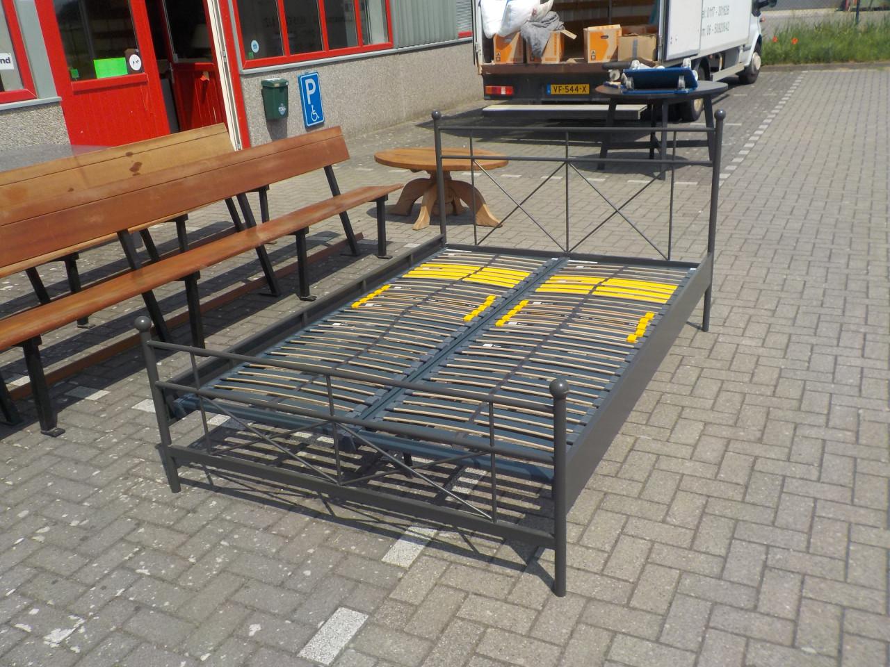Eenvoudig ledikant + 2 kwaliteits lattenbodems in zeer goede staat + matras
