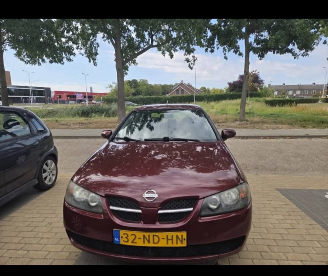 Nissan  Almera 1.5 5D 2003