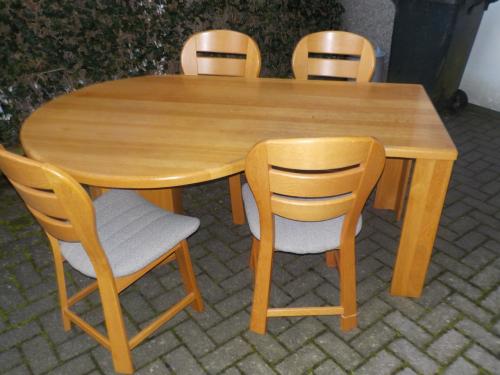 Massief blank eiken tafel 180 x 80 x 115 cm + 4 stoelen in zeer goede staat