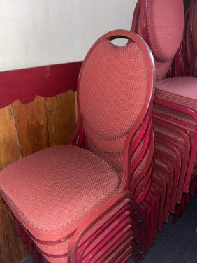 Rode horeca stapel stoelen