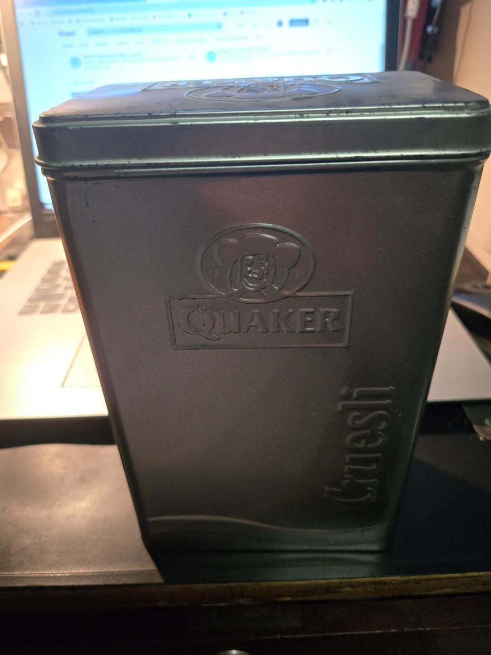 Vintage zilverkleurige Quaker Cruesli voorraadbus van metaal,