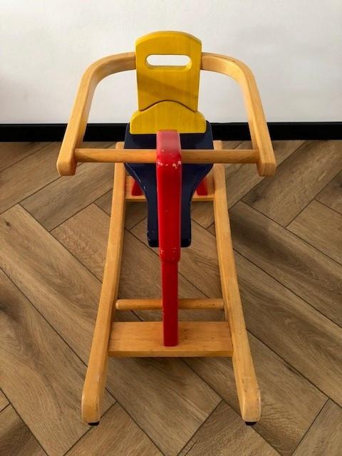 Kleurig houten hobbelpaard!