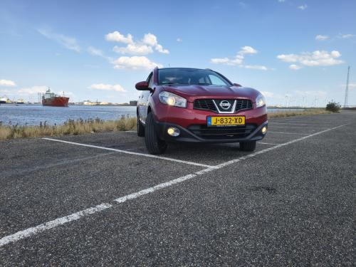 Nissan Qashqai cherry rood.