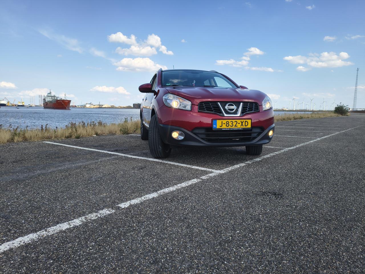 Nissan Qashqai cherry rood.