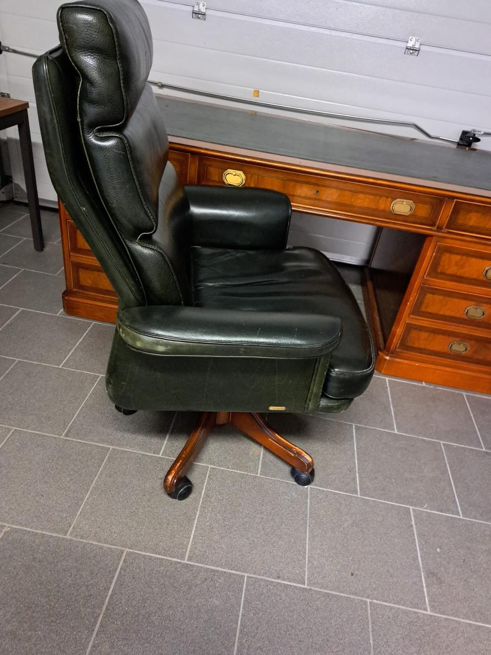 Klassiek bureau met bureaustoel