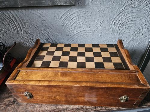 Antieke franse houten dam- en backgammonspel met lade