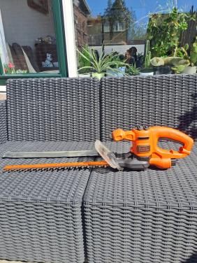 Elektrische heggenschaar. Merk Black en Decker.