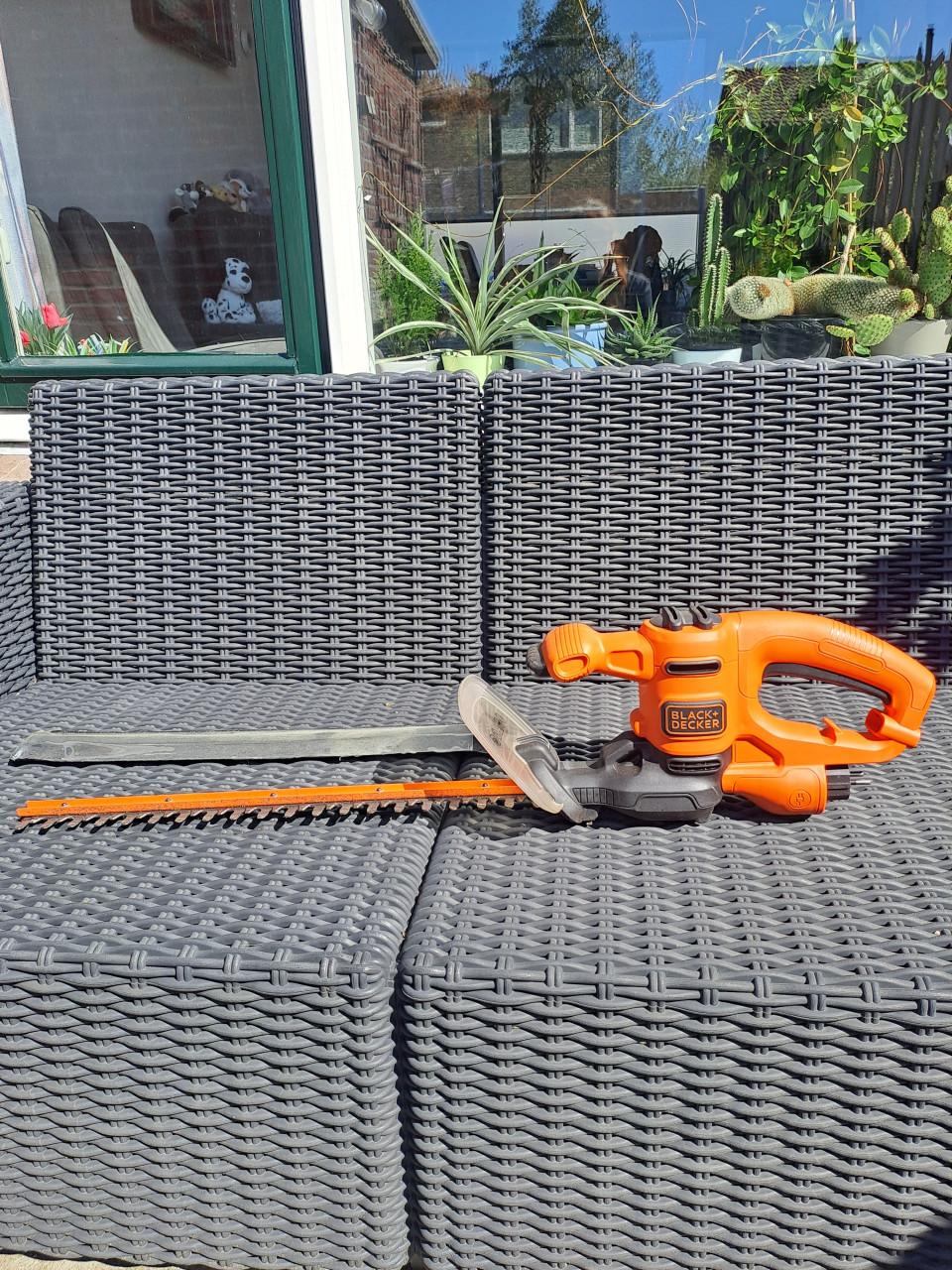 Elektrische heggenschaar. Merk Black en Decker.