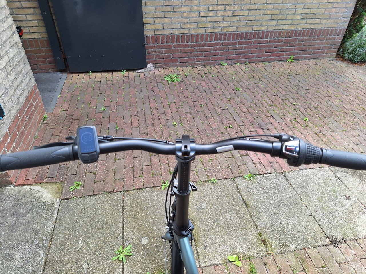 Twee electrische Raaks vouwfietsen