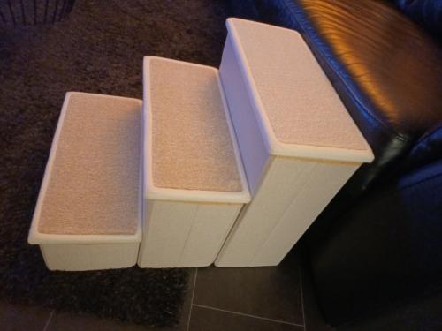 Hondentrapje voor bij het bankstel nieuw