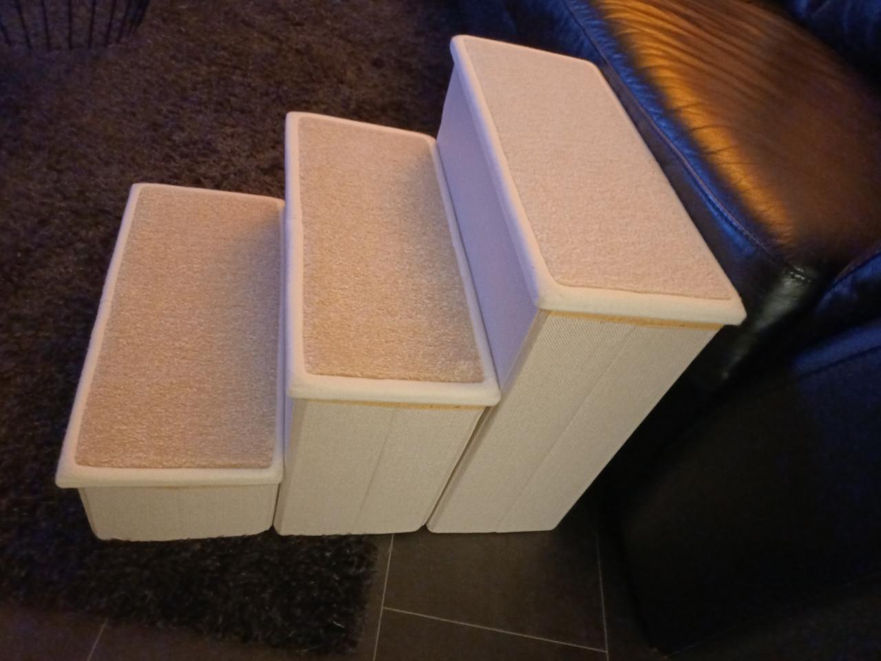 Hondentrapje voor bij het bankstel nieuw