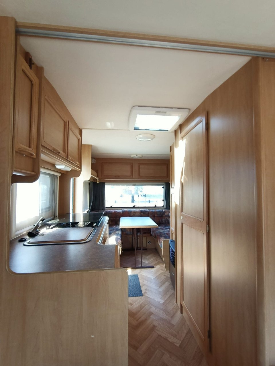 Topstaat Swift Silhouette , bwj 2000 met voortent en slaapcabien
