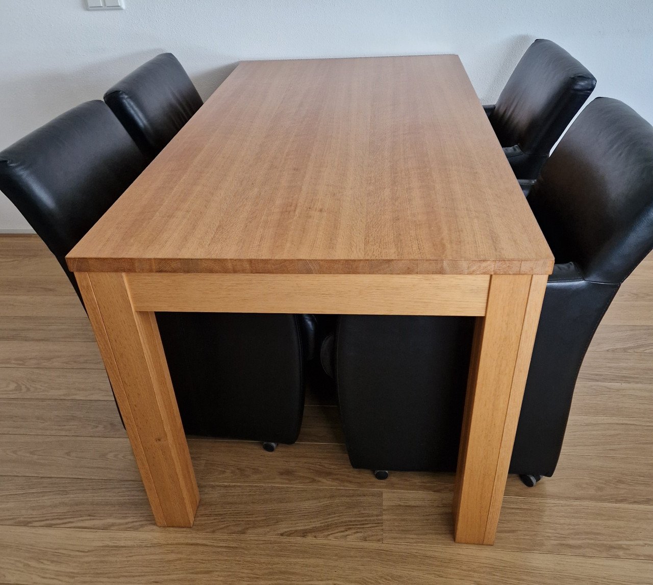 GERESERVEERD eethoek met leren stoelen op wieltjes