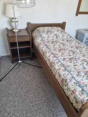 Senioren bed elektrisch 90x200 en nachtkastje