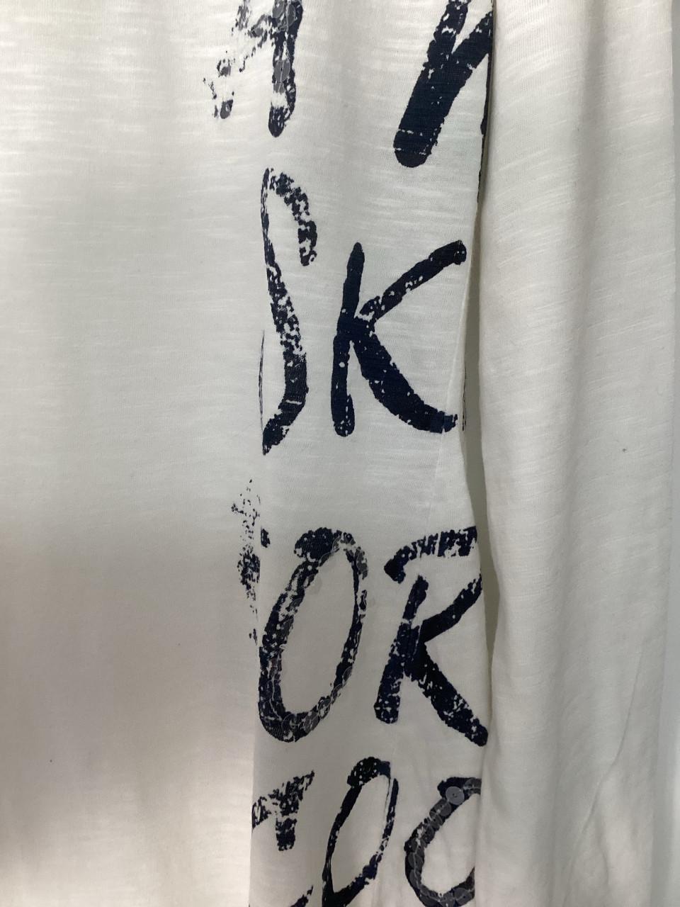 Tuniek met letters nog heel netjes maat L