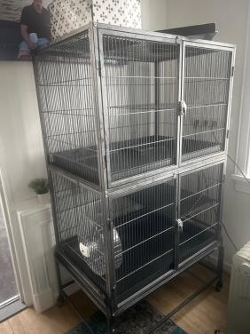 Een grote kooi voor knaagdieren.