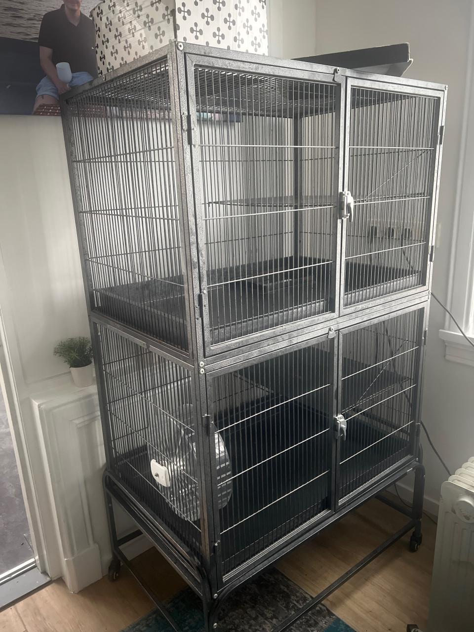 Een grote kooi voor knaagdieren.