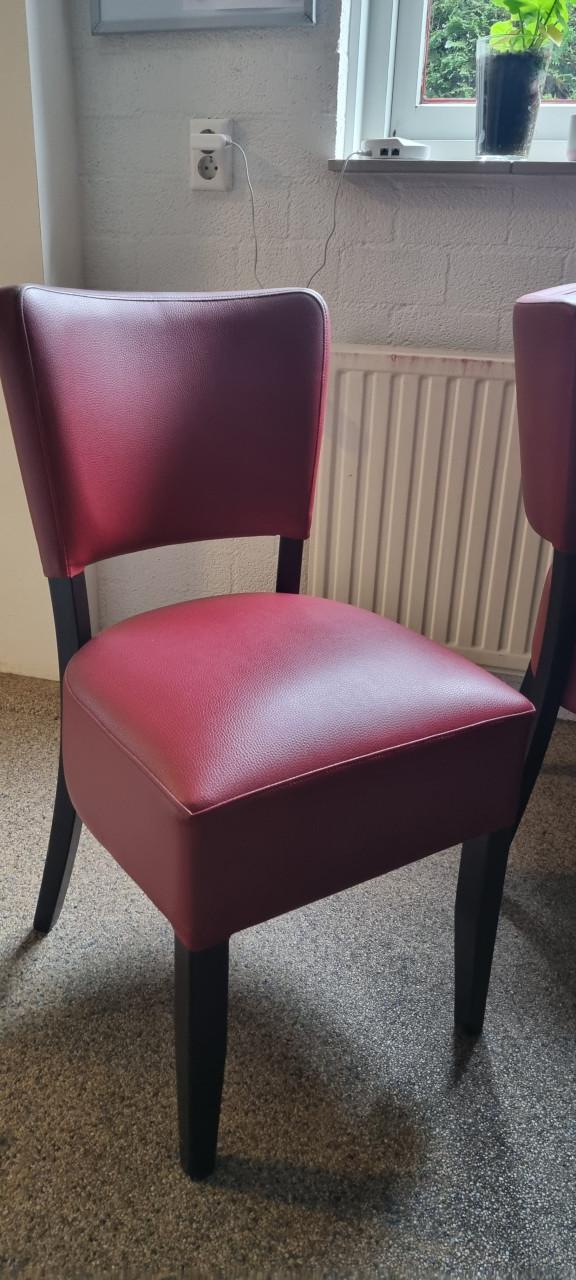 Partij stoelen en tafels