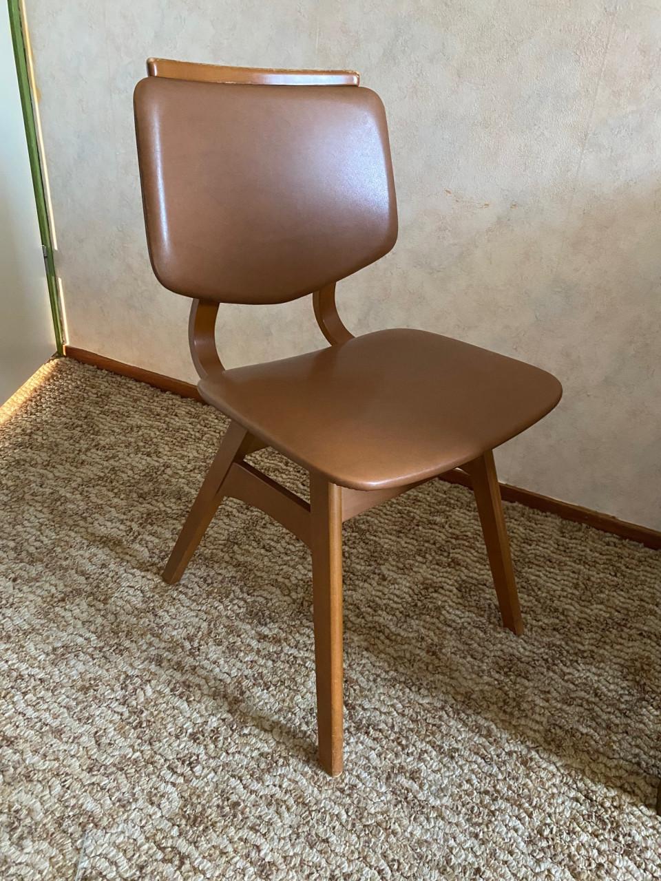 Vier eetkamer stoelen