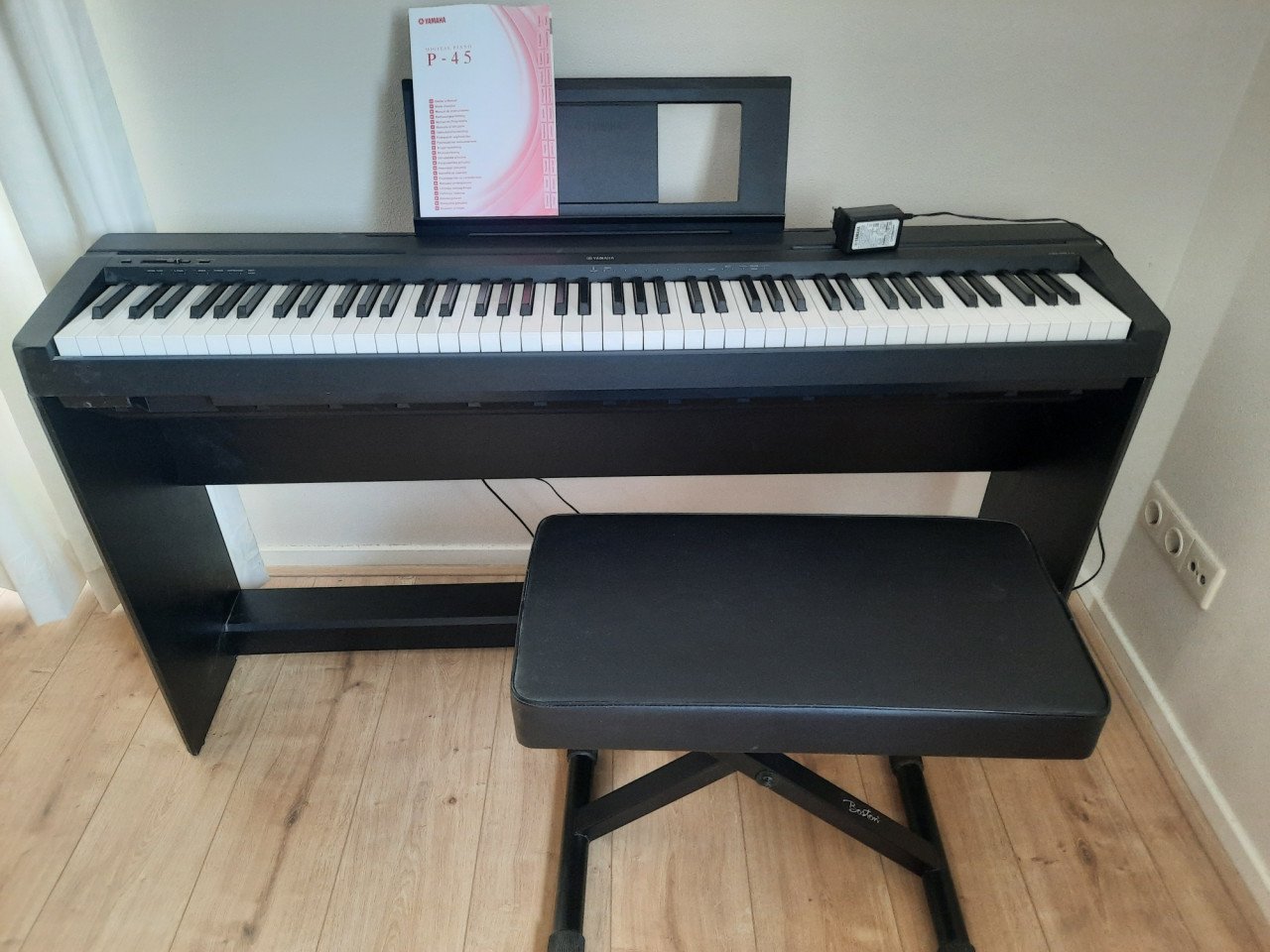 Yamaha P-45 digitale piano inclusief onderstel en verstelbare kruk zgan