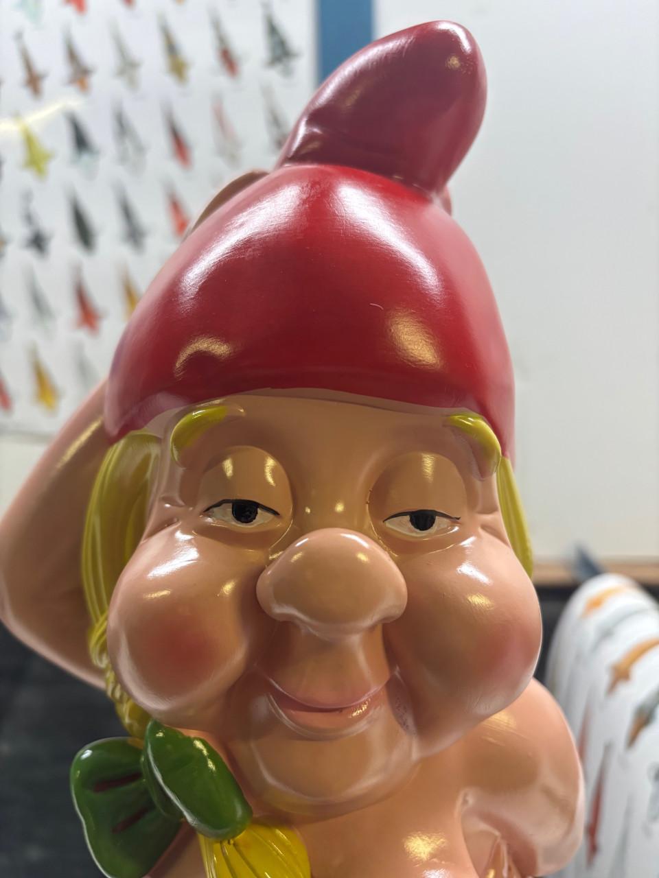 Kabouter Bobbi met blote borsten groot