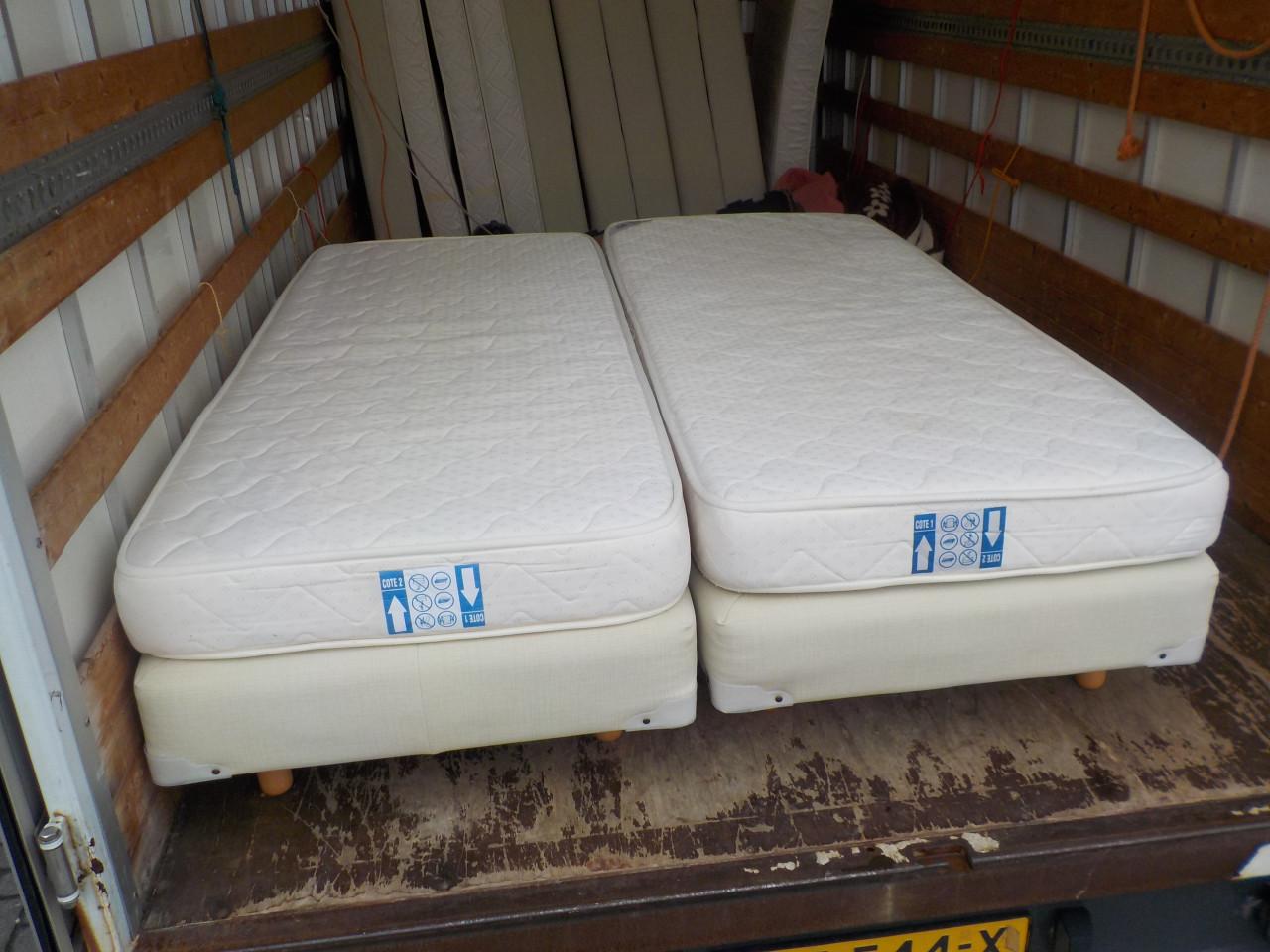 Boxspring + matras 80 x 200 cm  per stuk 65 2 vvor 110 euro4 voor 195 euro
