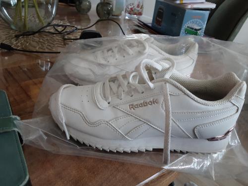 Amper gedragen Reebok schoenen 37