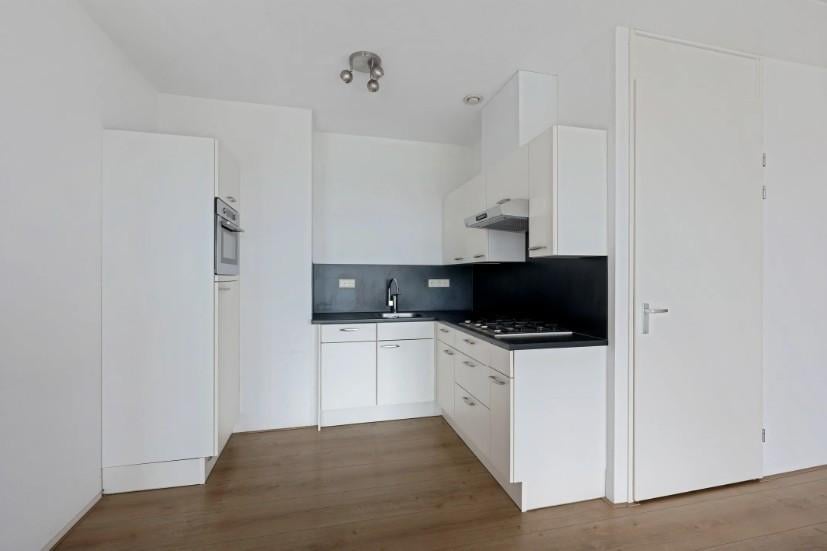 Een luxueus instap klaar appartement op de 2e woonlaag met een groot balkon