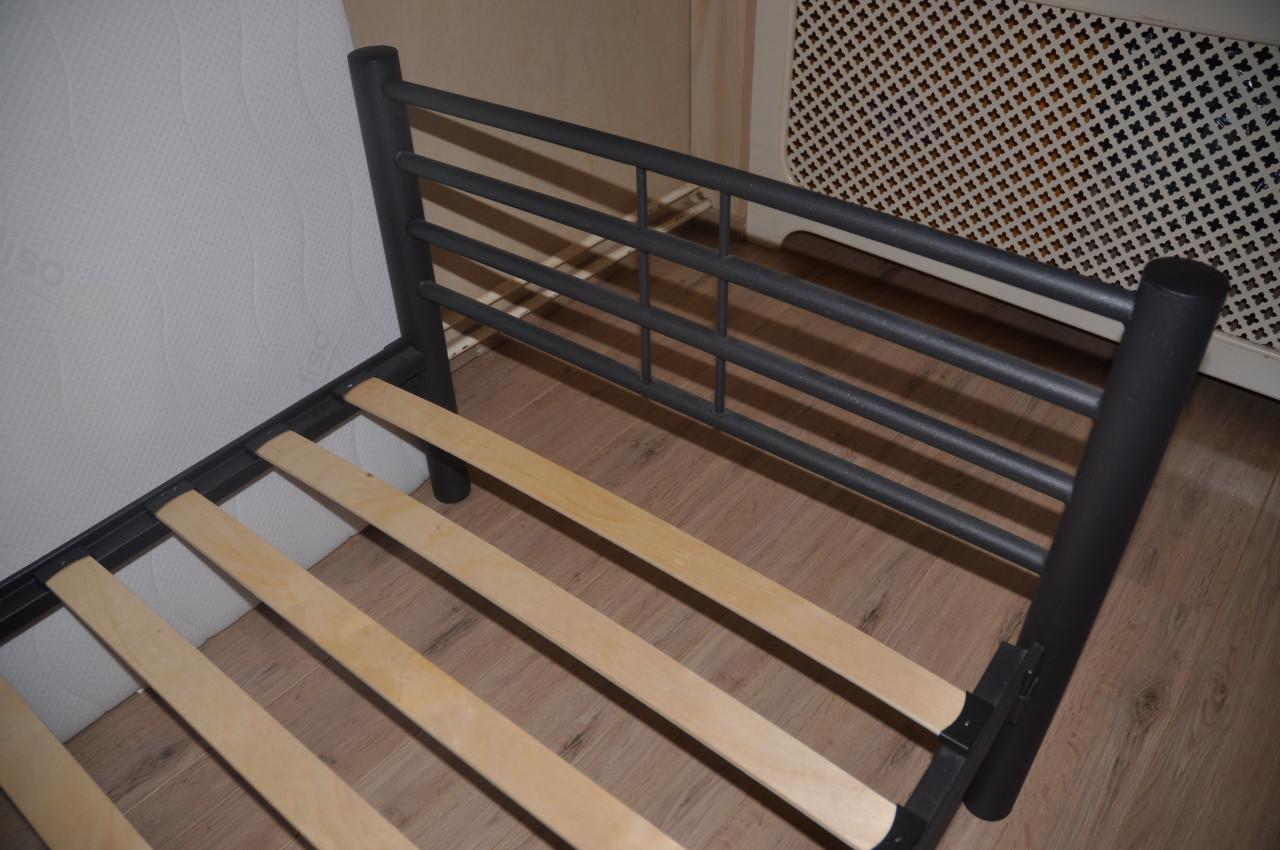 Twee  identieke eenpersoonsbedden compleet-als nieuw