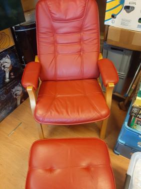 Hele mooie relaxaxstoel met voetenbankje