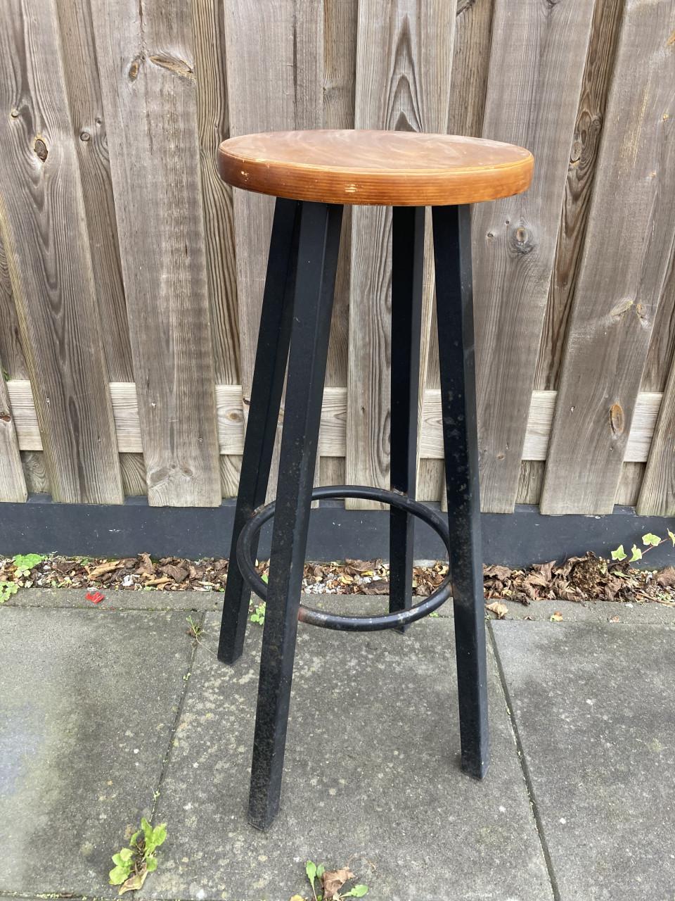 4 barkrukken + bartafel