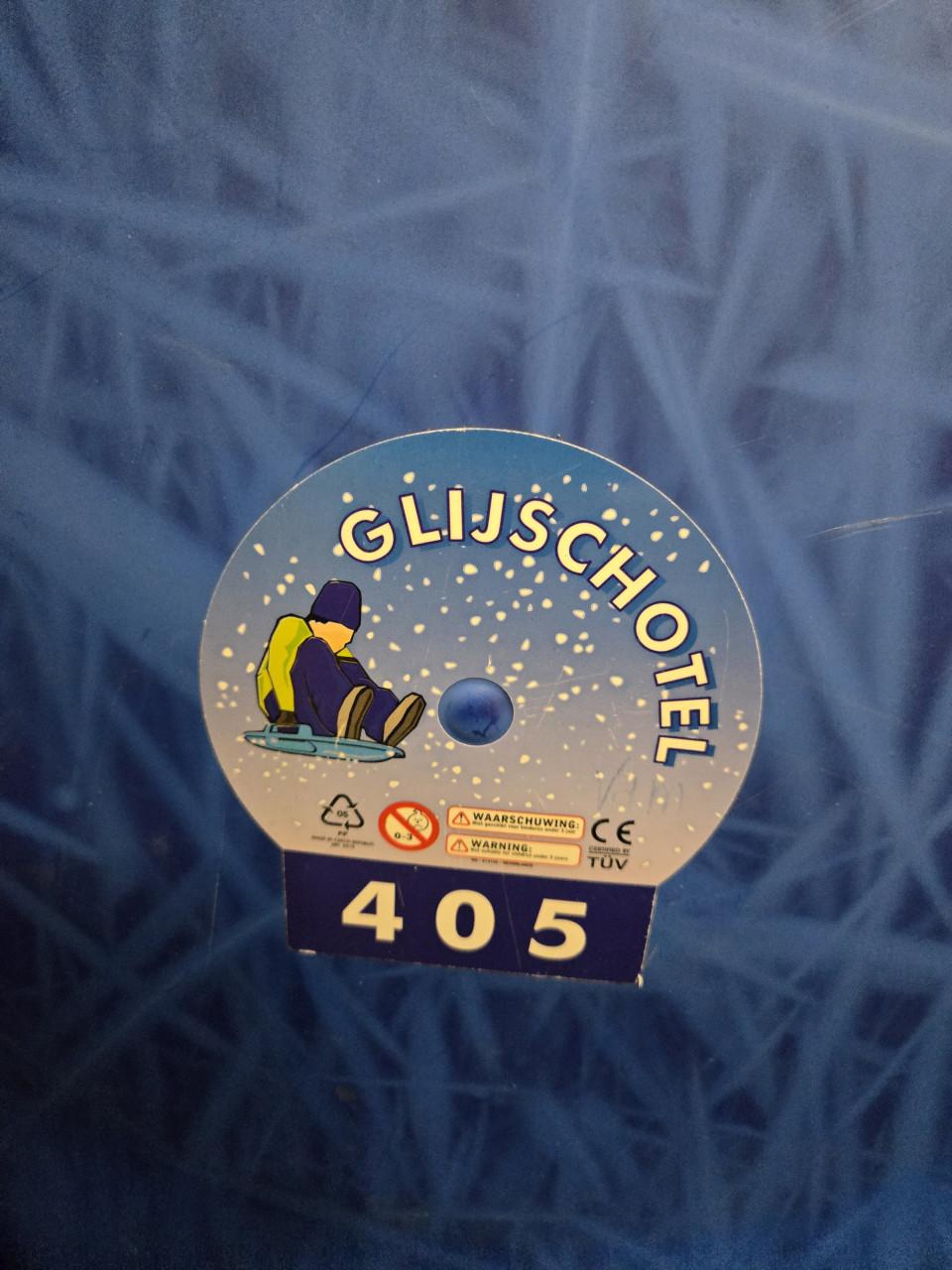 Blauwe glijschotel (ook bekend als snow disc of slee), diameter 60 cm.