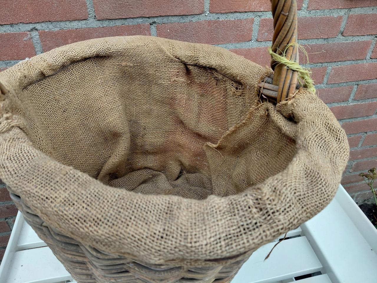 Orginele gevlochten fruitpluk mand. met jute bekleed incl haak