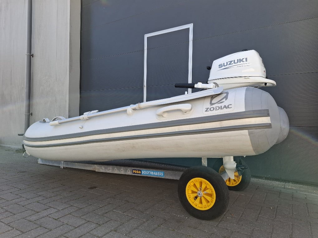 Zodiac 300 met Suzuki 6pk en Pega strandtrailer