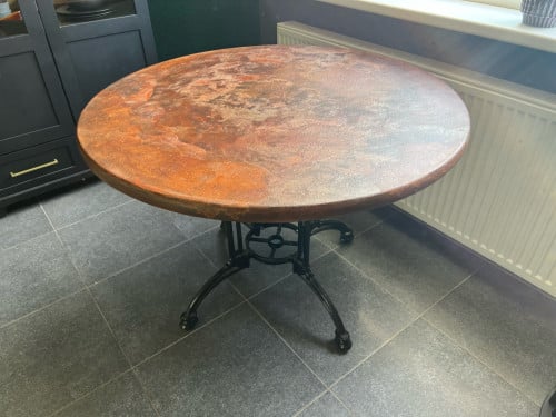 Te koop: ronde tafel met “roestverf”