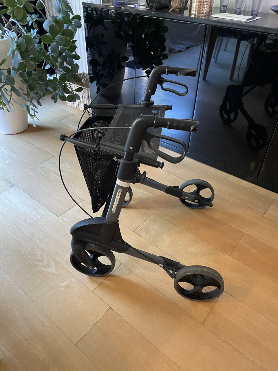 Rollator zwart (met zit mogelijkheid)