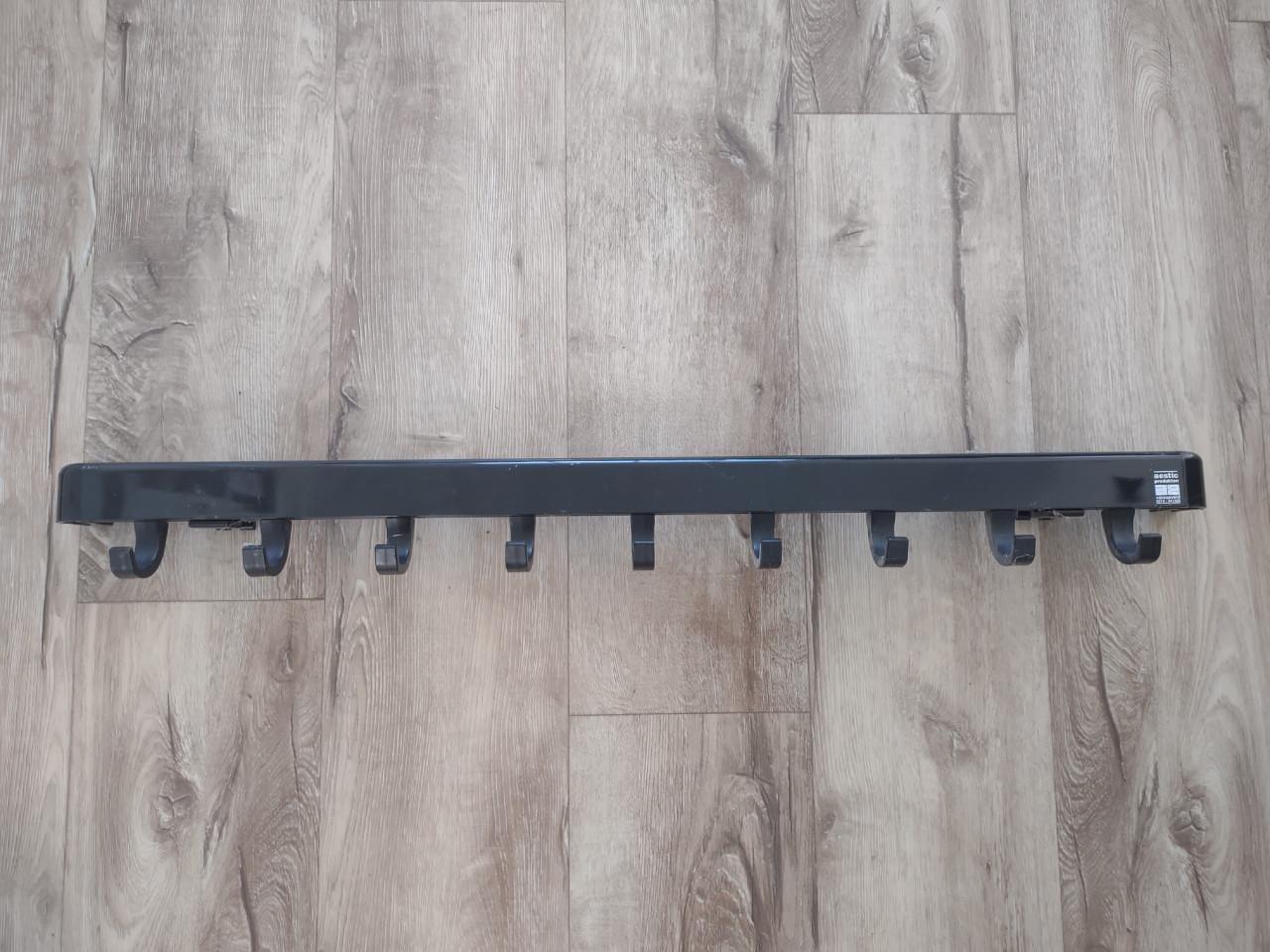 Nette zwarte kunststof kapstok, horeca kapstok Aestic.