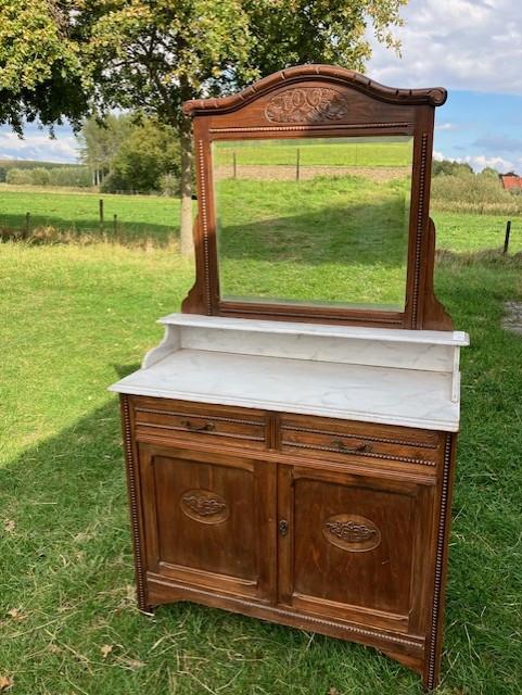 Antieke lavabo met spiegel