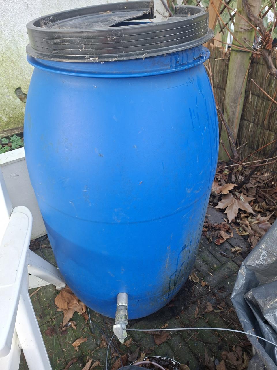 Regenton met kraan en gleuf in deksel voor evt. regenpijp