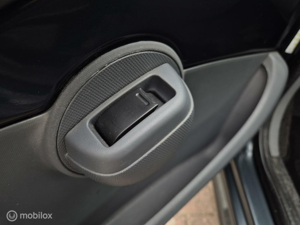 Peugeot 107 1.0 xs automaat / 5- deurs / airco / bluetooth