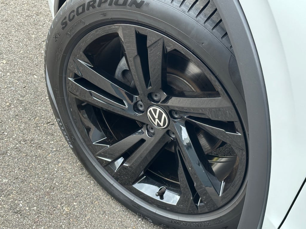 Volkswagen Tiguan 1.5 tsi 150pk dsg r-line blackstyle | panoramadak | trekh