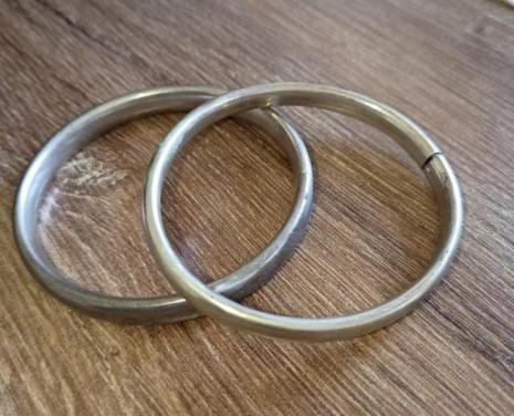 2 zilveren armbanden